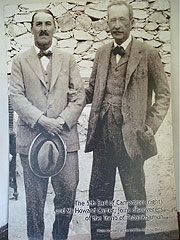 Der britische Archäologe Howard Carter, der am 26. November 1922 das   Grab von Tutanchamun entdeckte, rechts daneben sein adeliger Sponsor Lord Carnarvon